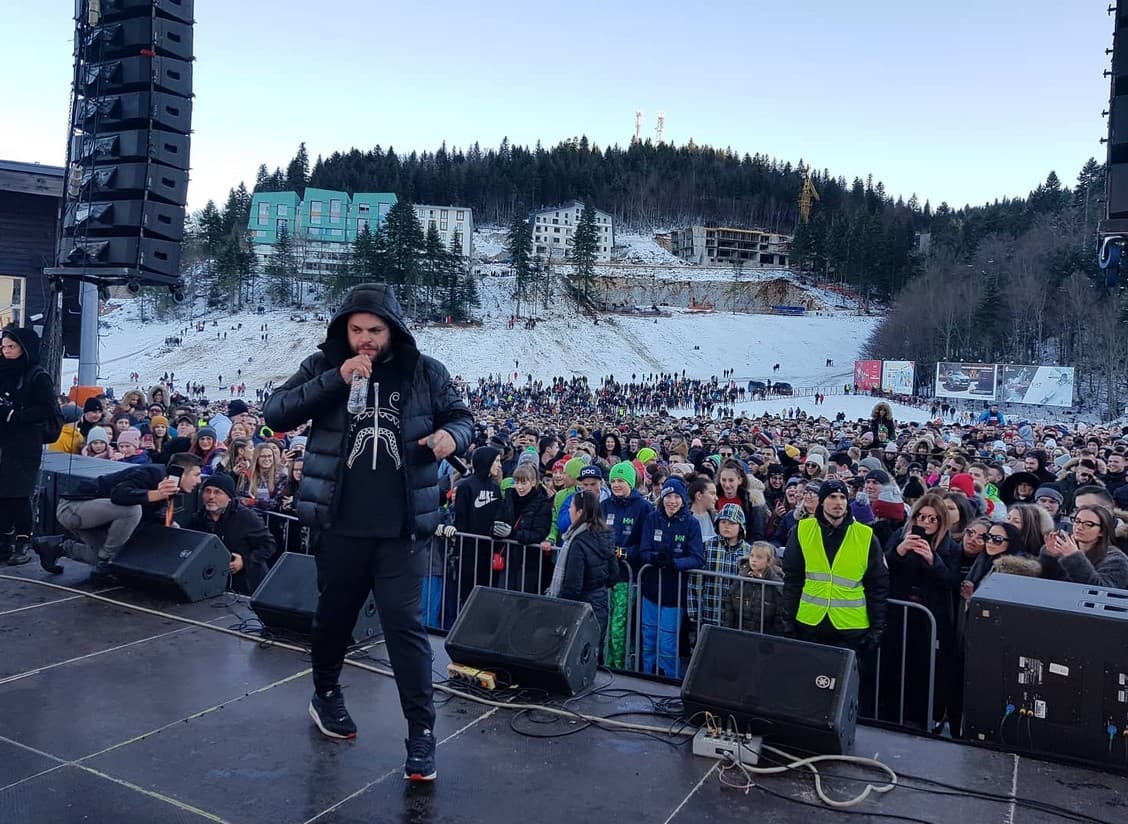 Ludnica na Bjelašnici počela: Coby prvi izašao na binu i zagrijao hiljade posjetilaca