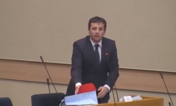 Neukusno: Vukanović poklonio Tegeltiji fes da se ''ne prehladi u Sarajevu"