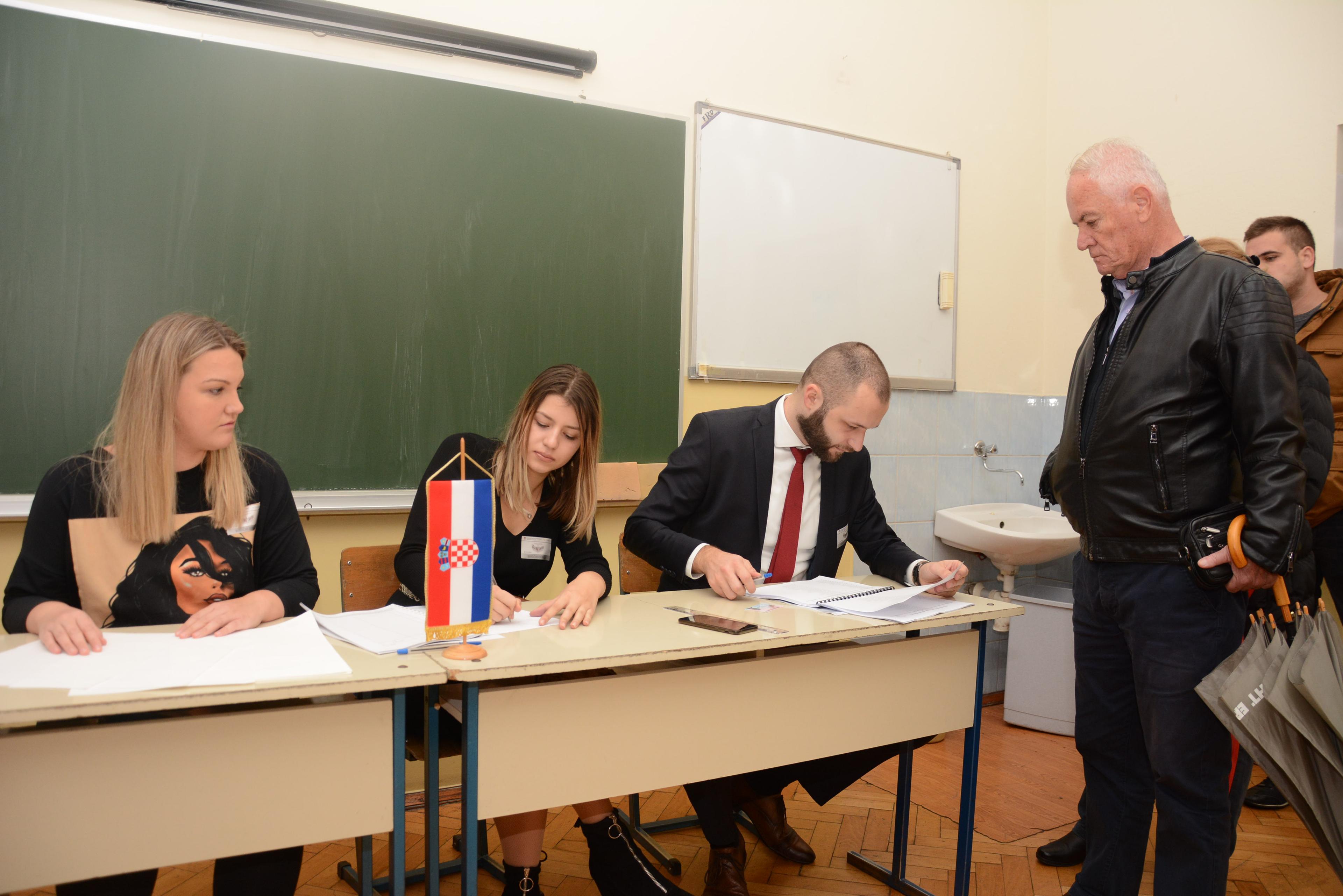 Gužve na biračkim mjestima u Mostaru