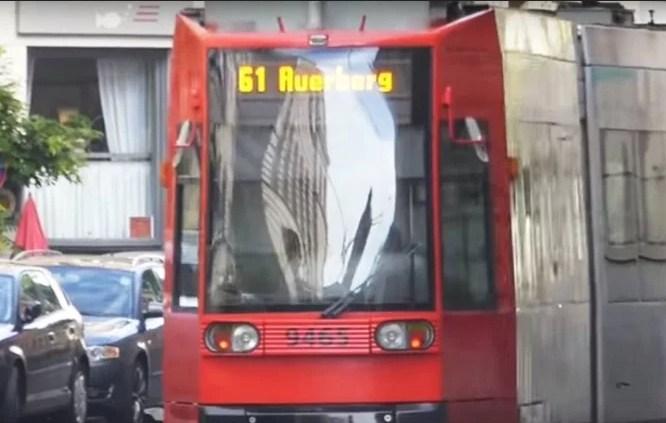 Vozač tramvaja u Njemačkoj onesvijestio se tokom vožnje, putnici spasili živote