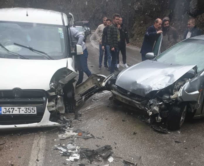 Nesreća kod Kladnja: U sudaru dva vozila povrijeđena jedna osoba
