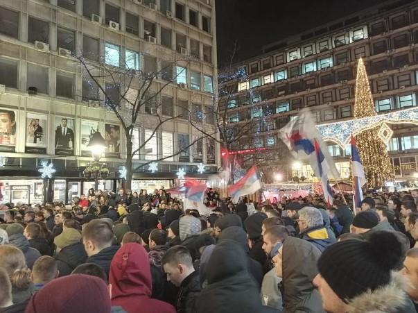 Protesti ispred Ambasade Crne Gore u Beogradu, okupljeni traže sjednicu Vijeća sigurnosti UN-a