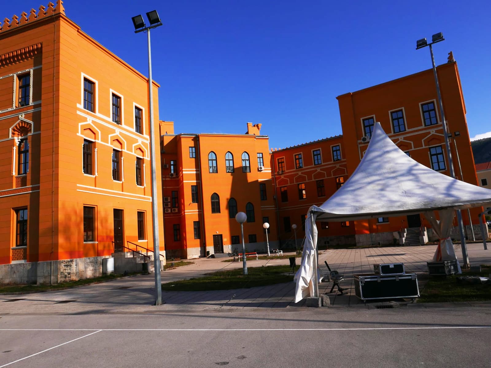 Sve je spremno za doček najluđe noći u Mostaru, u Novu godinu s „Gustafima“ i „Hladnim pivom“