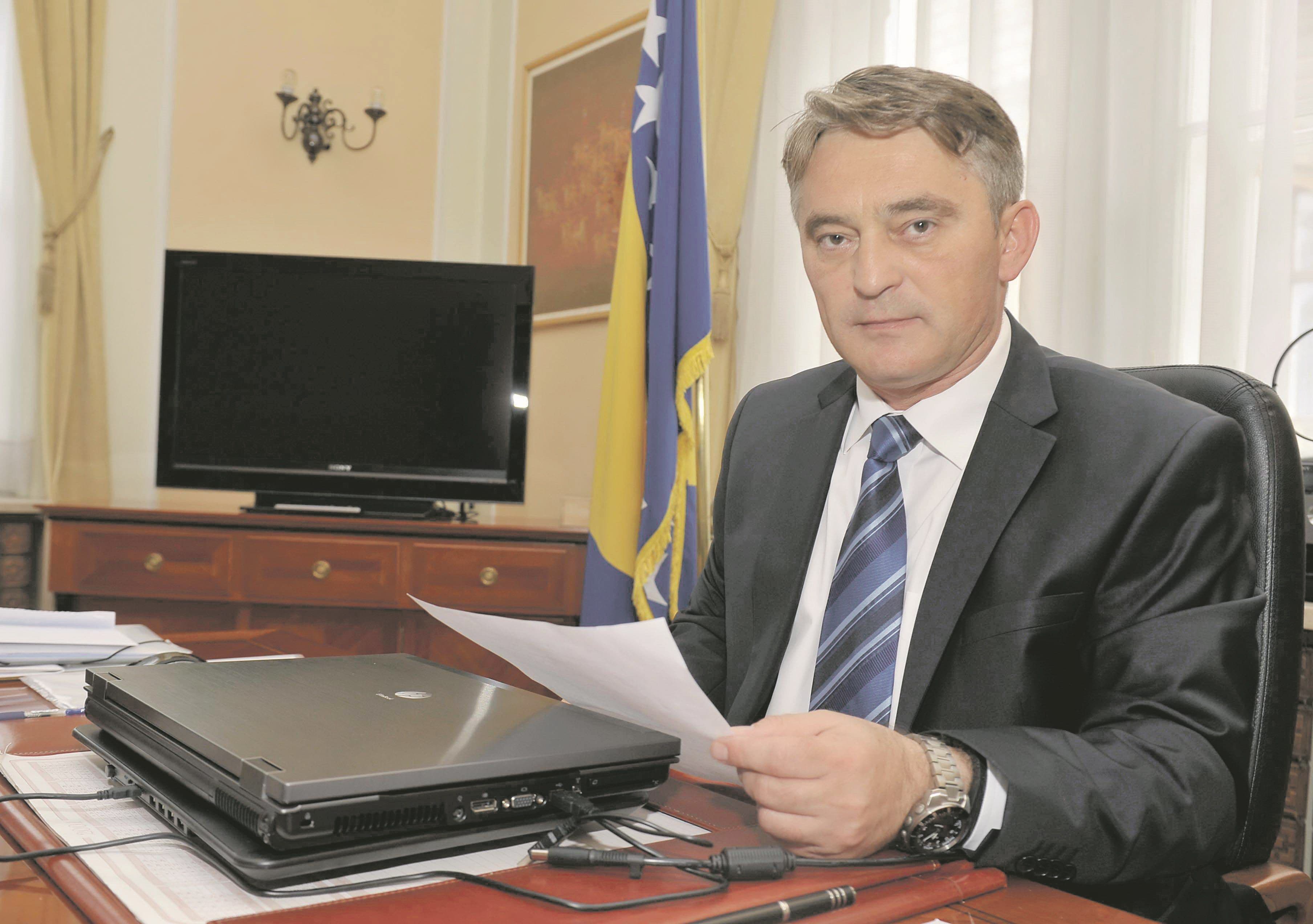 Komšić: U 2020. godini potrudimo se da budemo bolji ljudi, prijatelji i komšije
