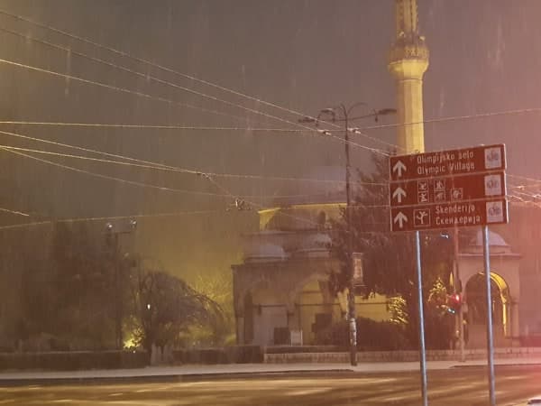 Pao snijeg u Sarajevu: Ulice glavnog grada puste i neočišćene