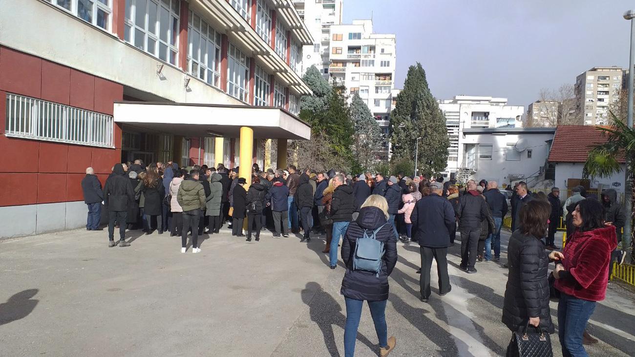 Dio Avenije glasači pretvorili u parking, građani negoduju