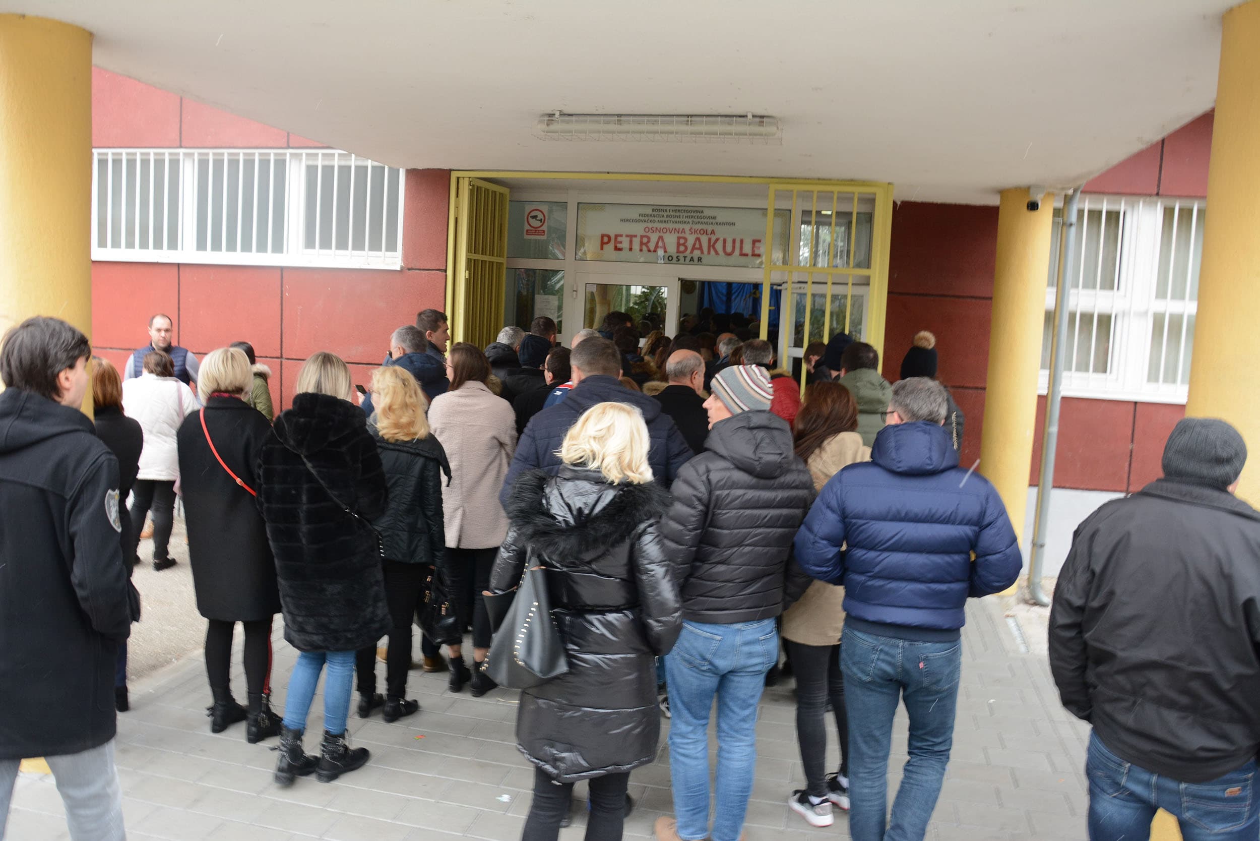 Na biralištima u Mostaru i dalje redovi, ali gužva jenjava