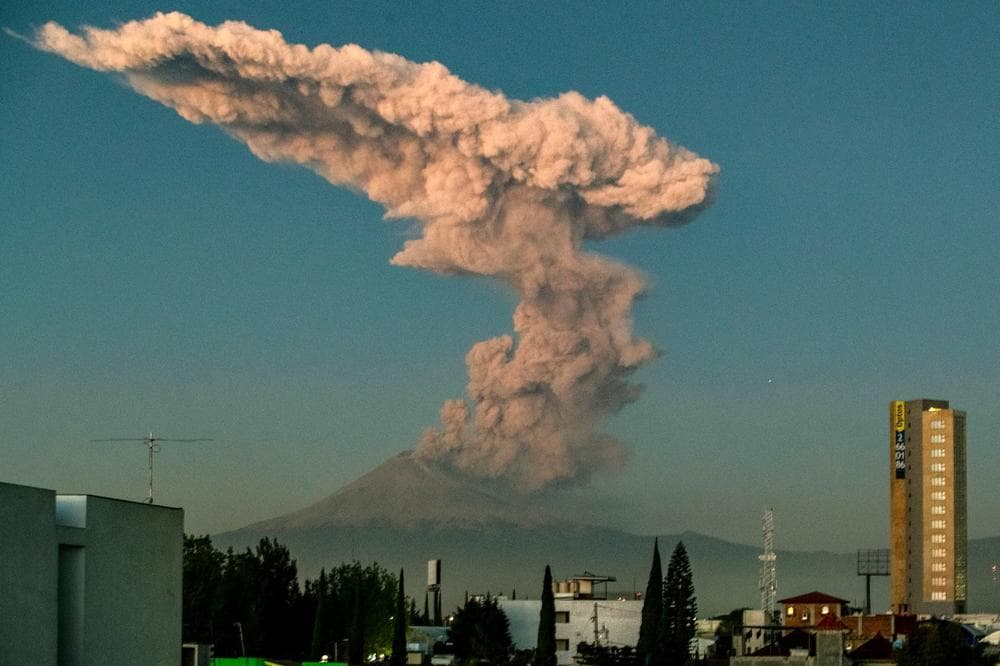 Drama u Meksiku: Eruptirao Popokatepetl, pepeo prekrio četiri grada