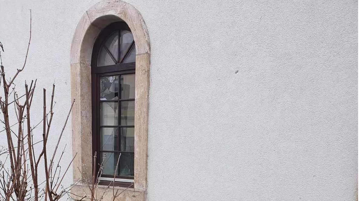 Ponovo napadnuta džamija u Bosanskoj Dubici: Razbijen prozor i oštećena fasada