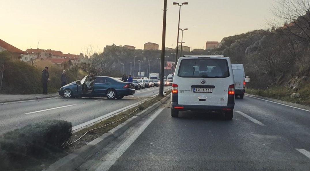 Vozač Mercedesa udario u banderu na mostarskom Bulevaru