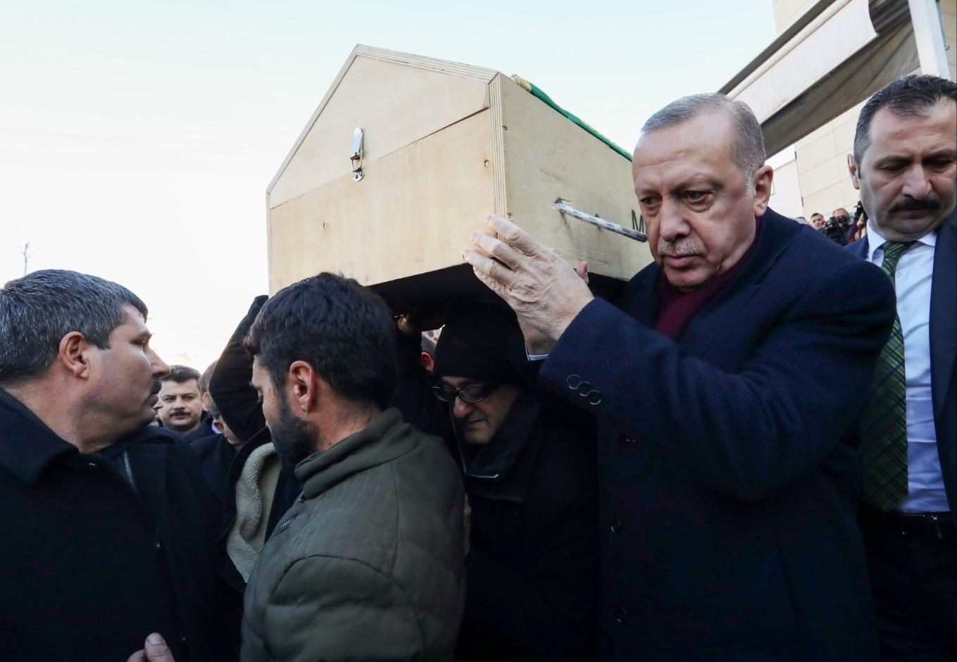 Tužne fotografije iz Turske: Odjekuju jecaji, klanjana dženaza, tabute nosio i Erdoan
