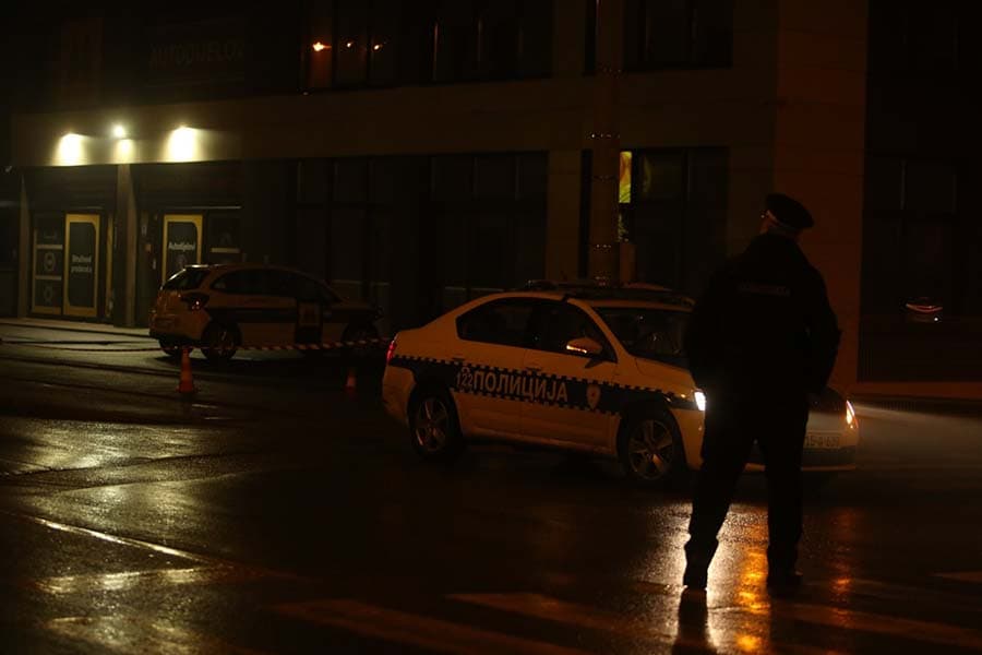 Policija na nogama: Postavljene bombe ispod automobila, čeka se antiteroristička jedinica