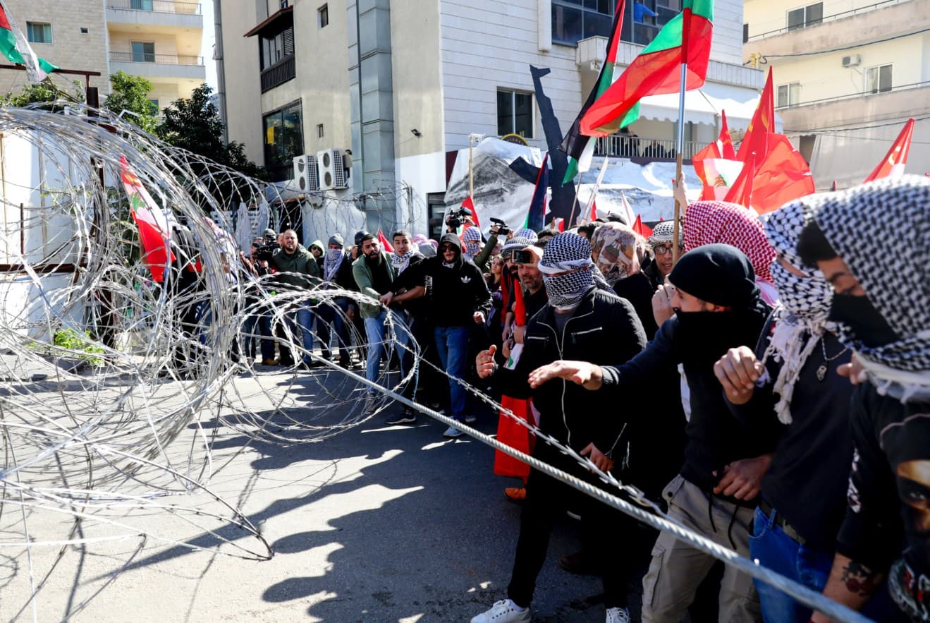 Protest ispred Ambasade SAD protiv Trampovog plana