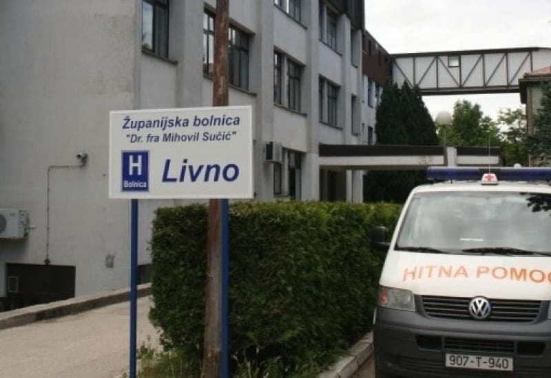 Vlasnik kafane pretukao taksistu jer je vozio konobaricu