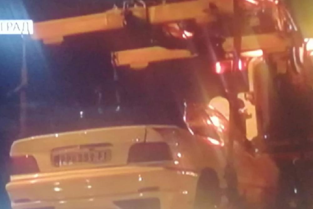 Automobil sa sedmero mladih udario u banderu u Beogradu, vozač imao probnu dozvolu