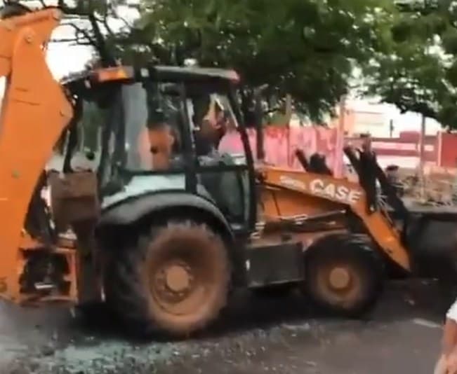 Ranjen senator u Brazilu nakon što je krenuo bagerom na štrajkače