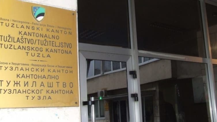 Zbog nezalijepljenog stikera završio u pritvoru