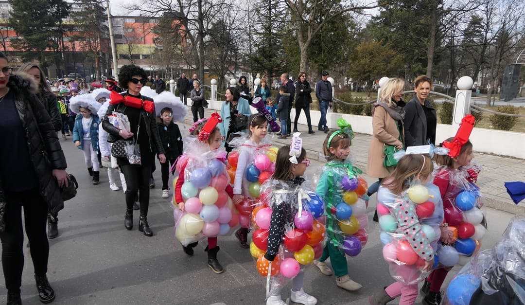 Vesela kolona kretala se ulicama grada - Avaz