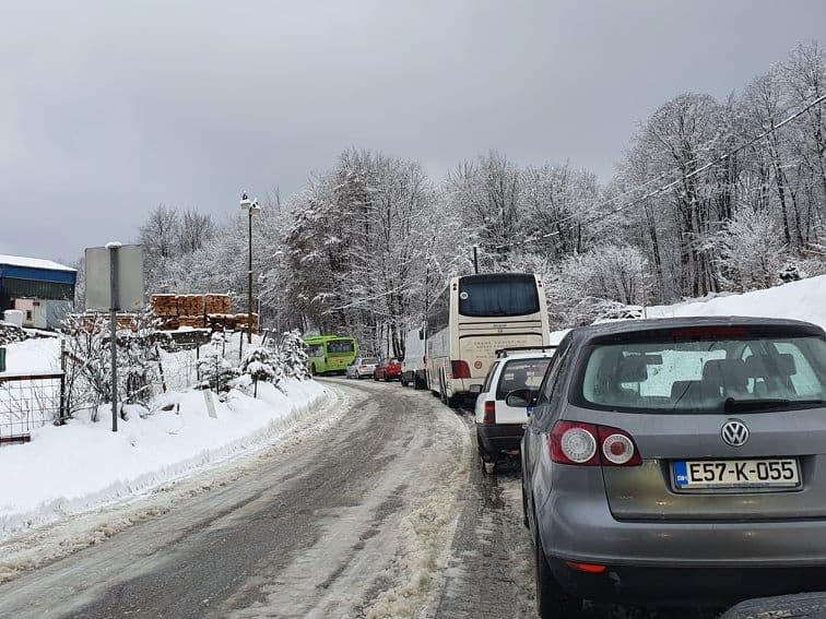Snijeg stvara probleme vozačima: Velike gužve na Karauli
