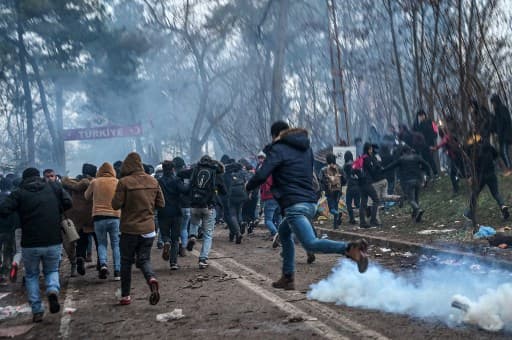 Haos na granici: Migranti kamenuju policiju, bačeni suzavci
