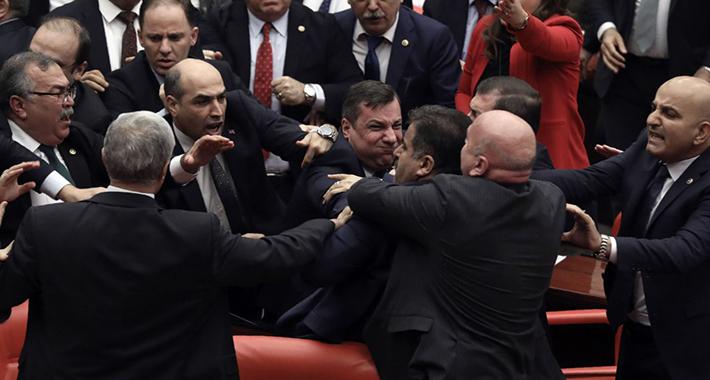 Opća tučnjava u turskom parlamentu zbog Erdoana i pogibije turskih vojnika u Siriji