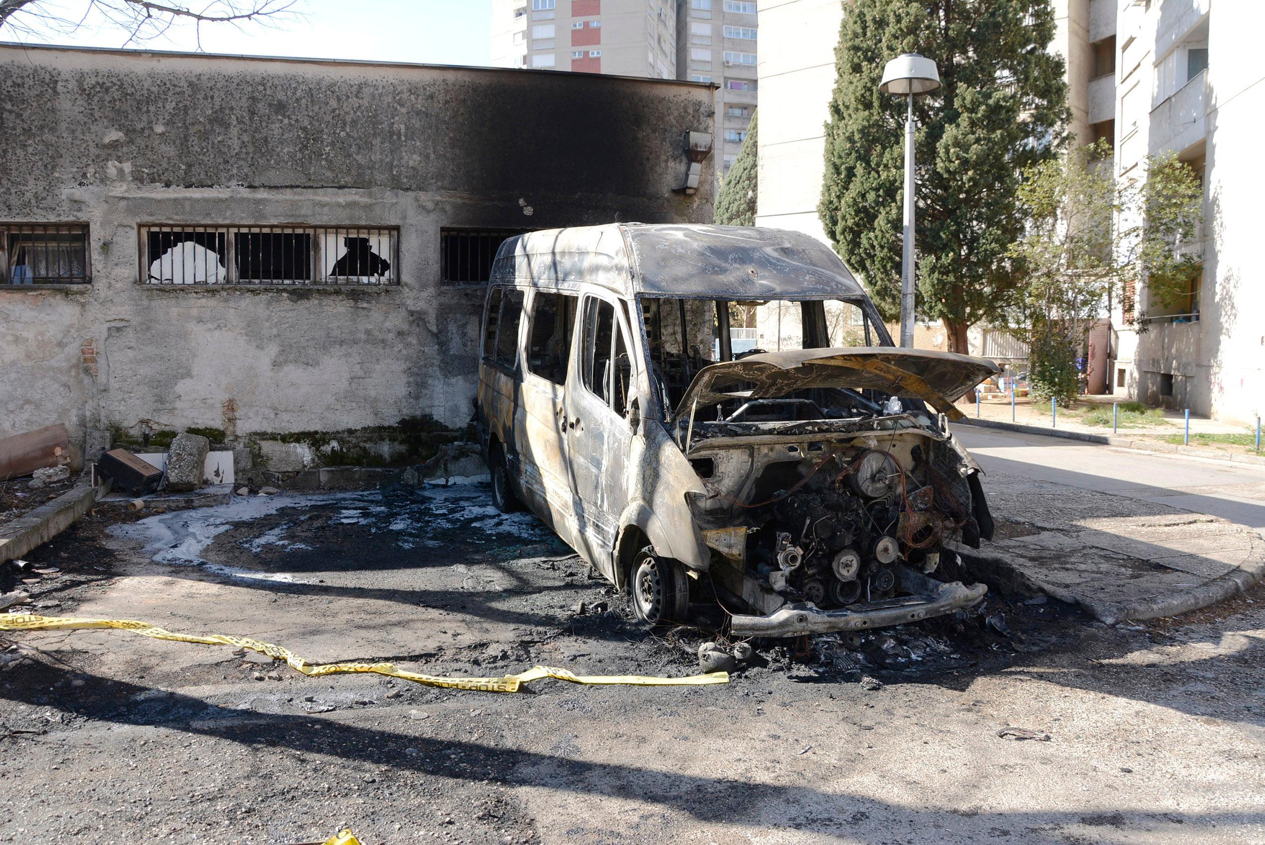U požaru izgorjelo kombi vozilo