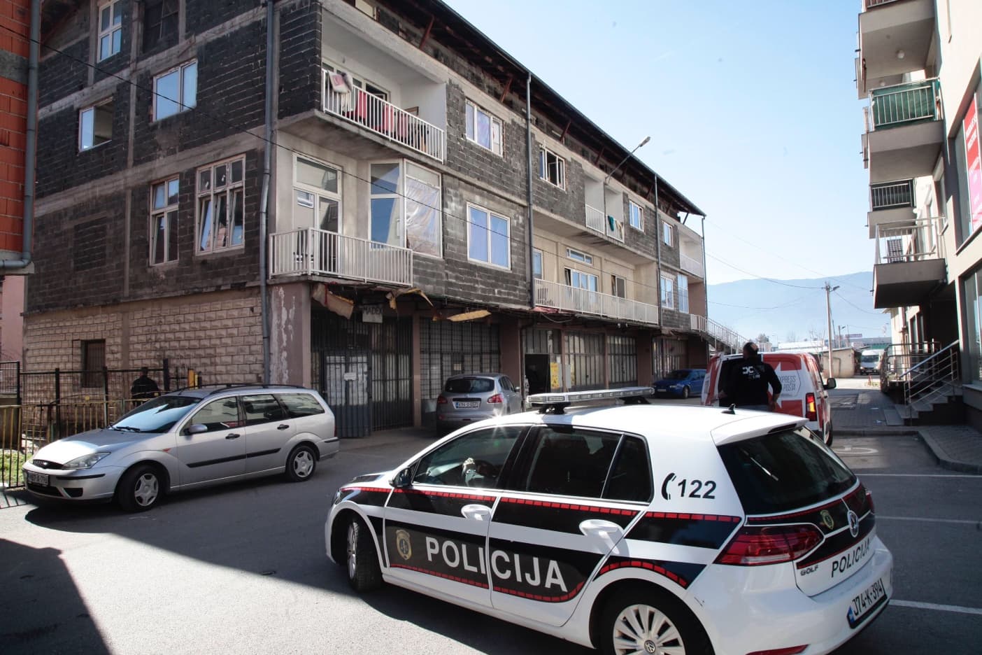 Policija u stambenom objektu pronašla 180 migranata i narkotike
