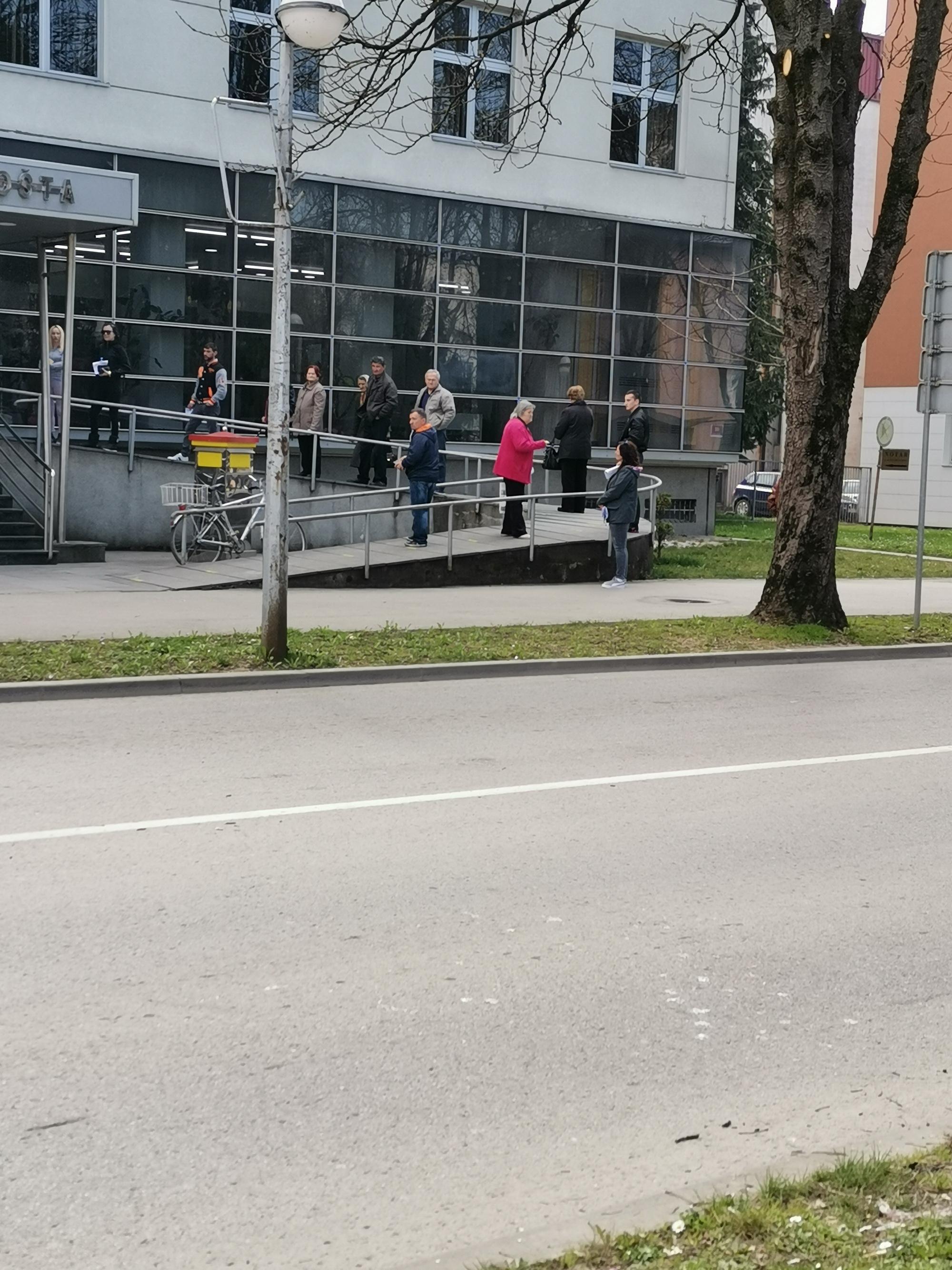 Građani strpljivo čekaju u redu - Avaz