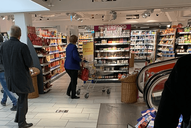 Merkel u supermarketu bez pratnje i zaštitne maske