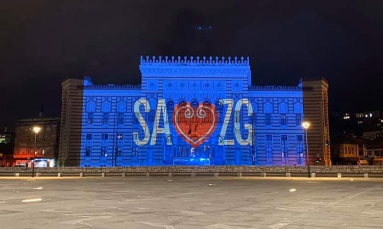 Svjetla na sarajevskoj Vijećnici večeras u znaku podrške Gradu Zagrebu