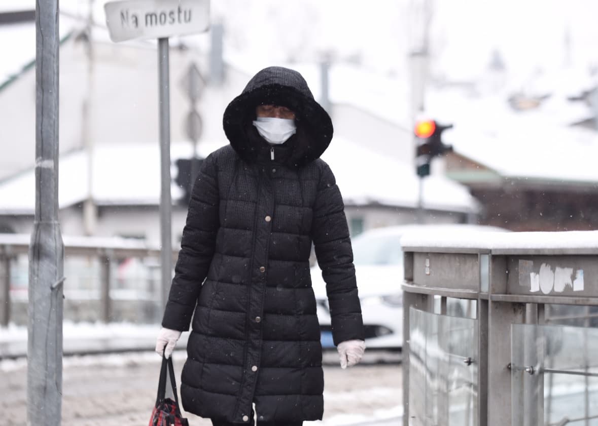 Reporteri "Avaza" na ulicama Sarajeva: Koronavirus, maske, tužna lica, snijeg, golubovi...