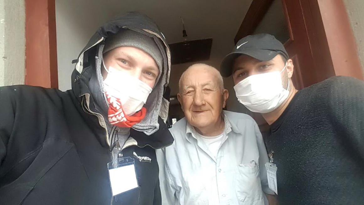Partizanima dijele hranu