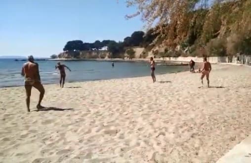 Dalmatinci prkose koroni: Splićani na plaži igrali picigina