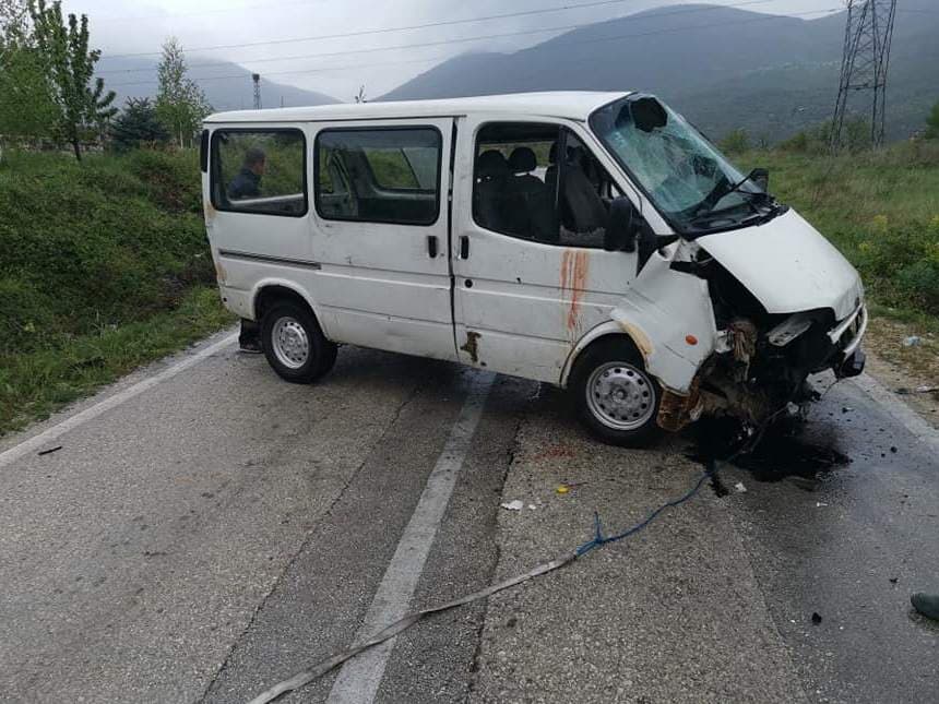Kombi sletio s puta, povrijeđen suvozač