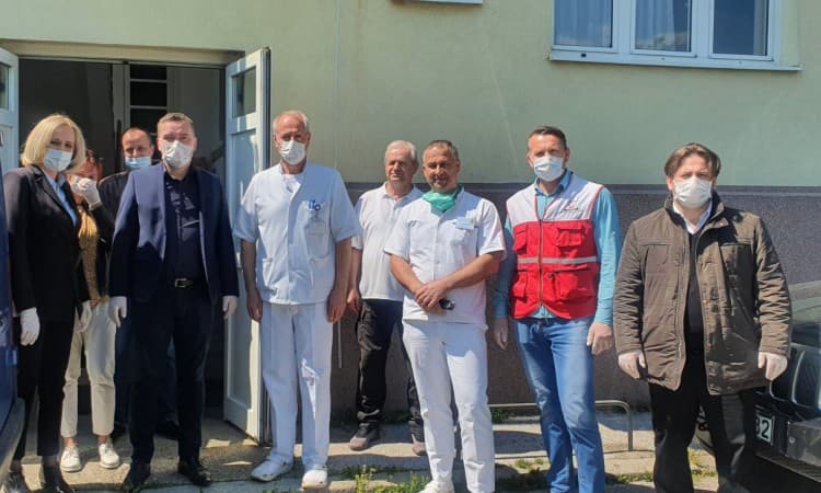 "Merhamet" donirao zaštitnu opremu za izolatorij UKC-a Tuzla