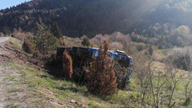 Kamion sinoć sletio s puta - Avaz