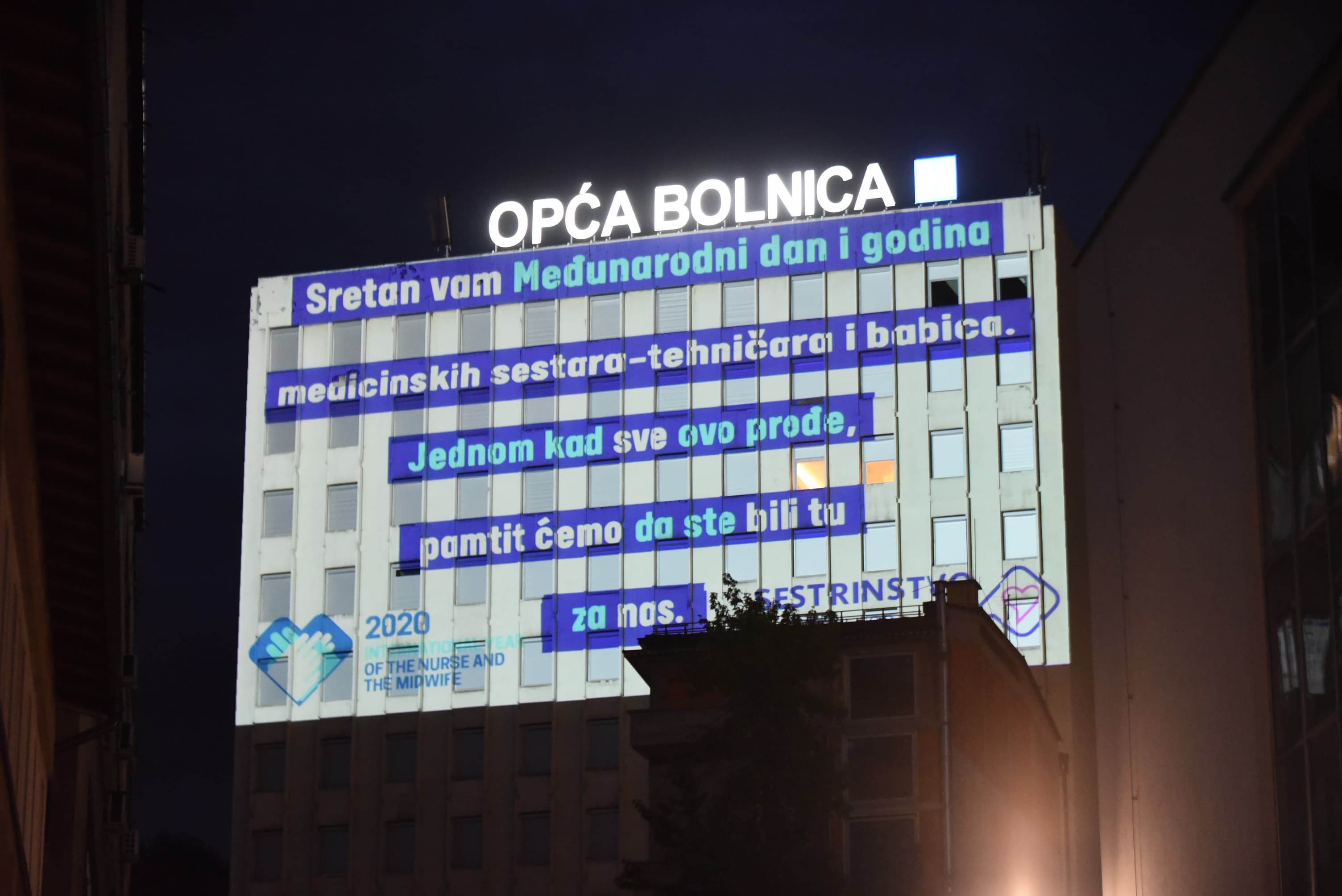 Medicinskim sestrama i tehničarima zahvalnica na fasadi Opće bolnice u Sarajevu