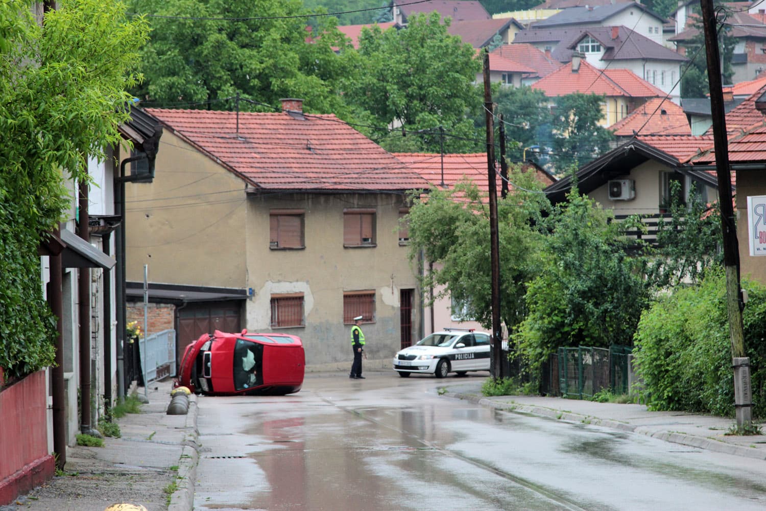 Tuzla: Automobil se prevrnuo - Avaz
