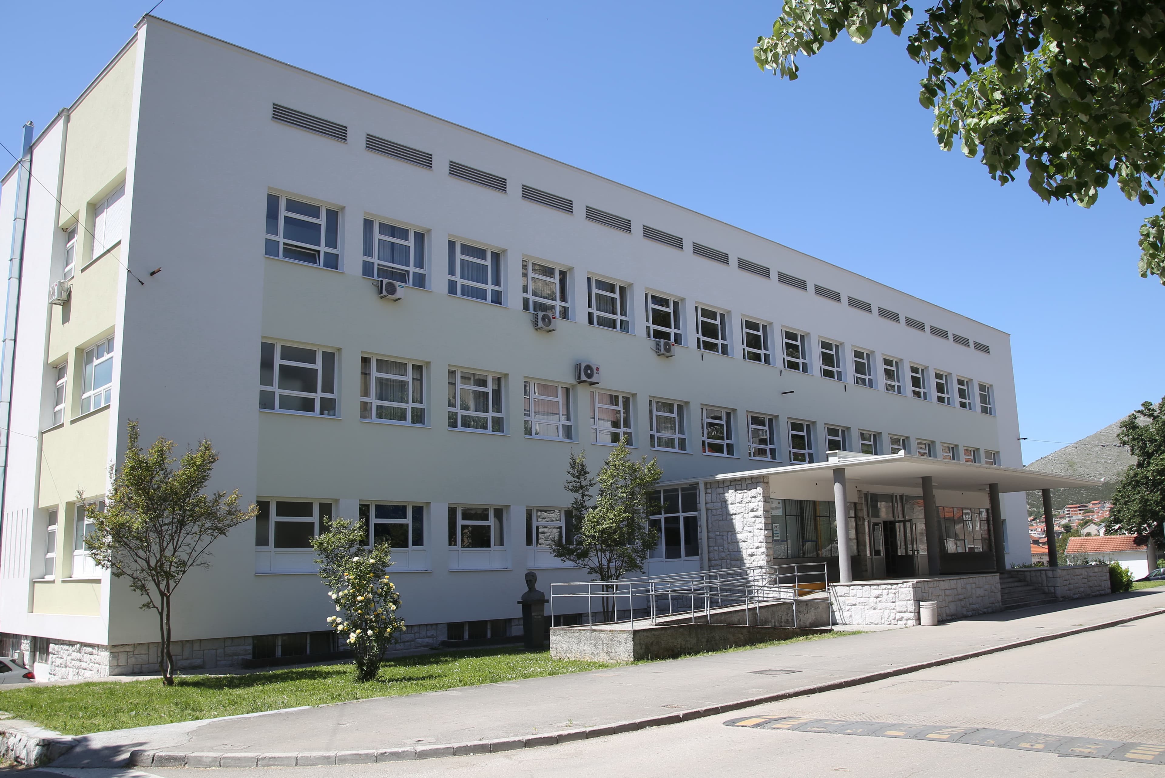 Umjesto kupovine haljina i odijela, novac doniraju svom sugrađaninu