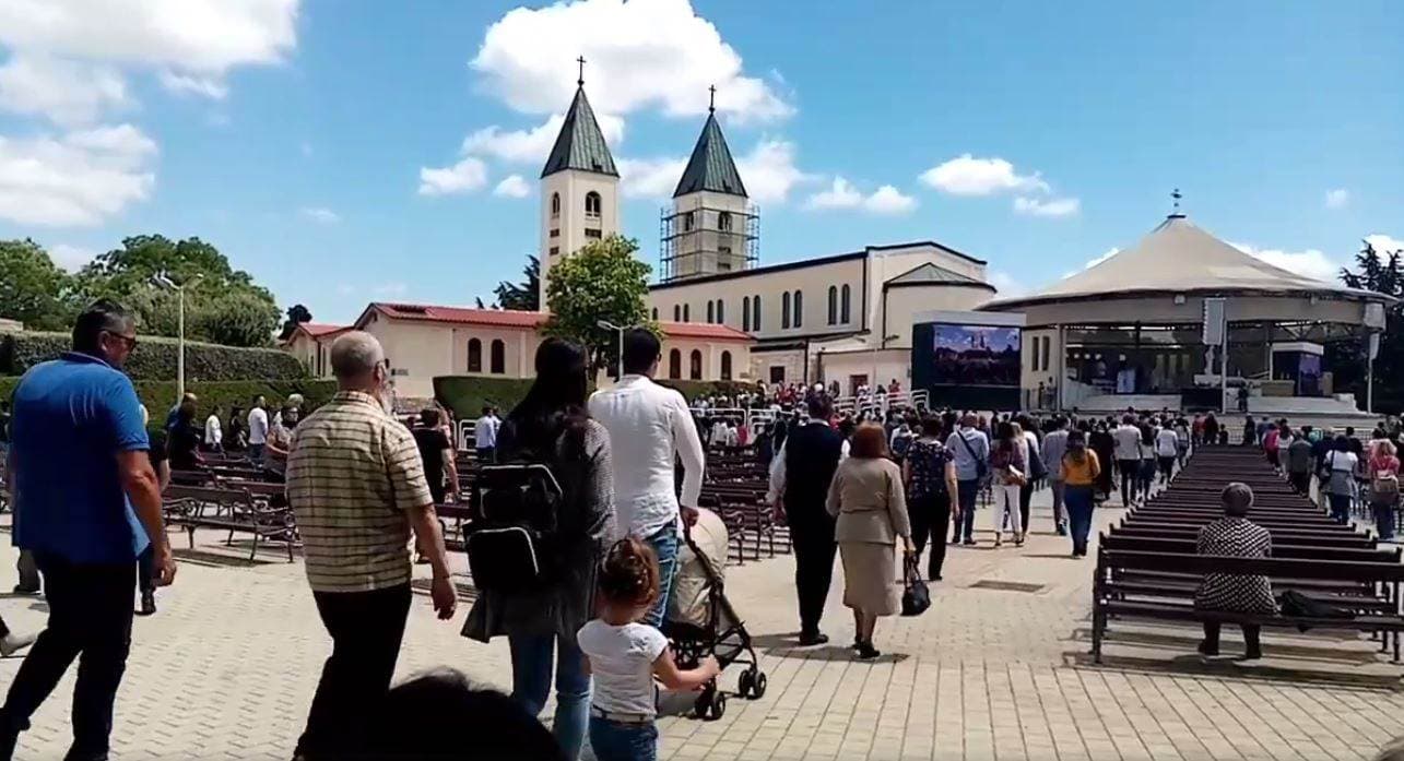 Stotine vjernika na misi - Avaz
