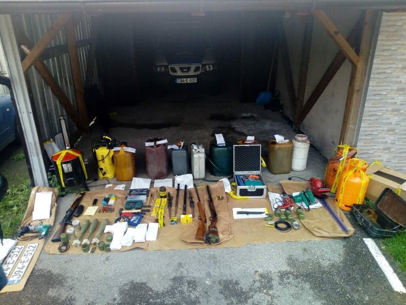 Policija u Stanarima pronašla i oduzela arsenal oružja