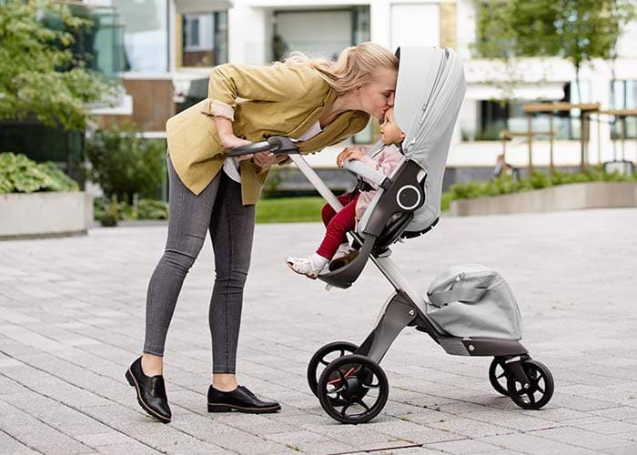 Dijete u kolicima treba gledati u roditelje