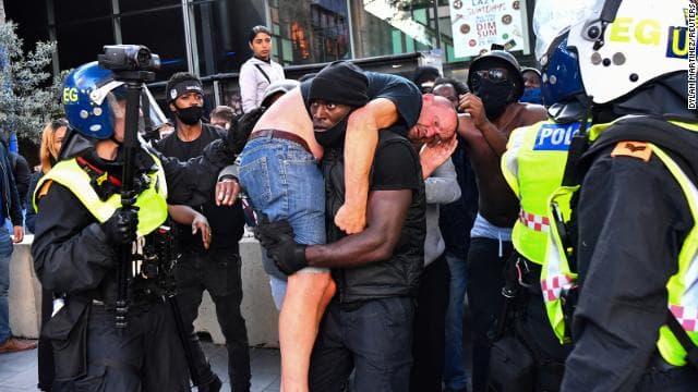 Fotografija obišla svijet: Crnac spasio ulutradesničara tokom protesta
