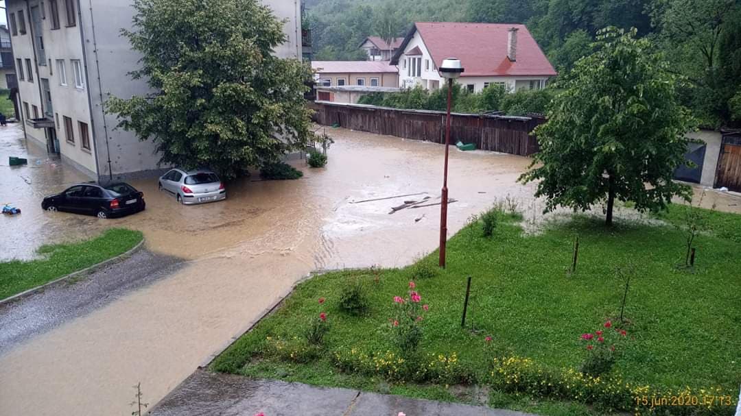Bujične vode poplavile desetak kuća, odnijele makadamske puteve