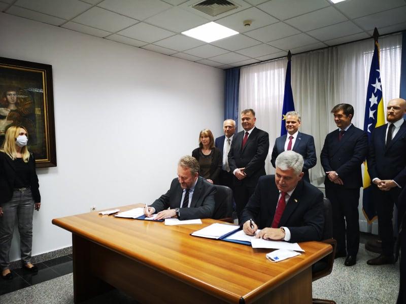 Izetbegović i Čović potpisali sporazum o održavanju izbora u Mostaru