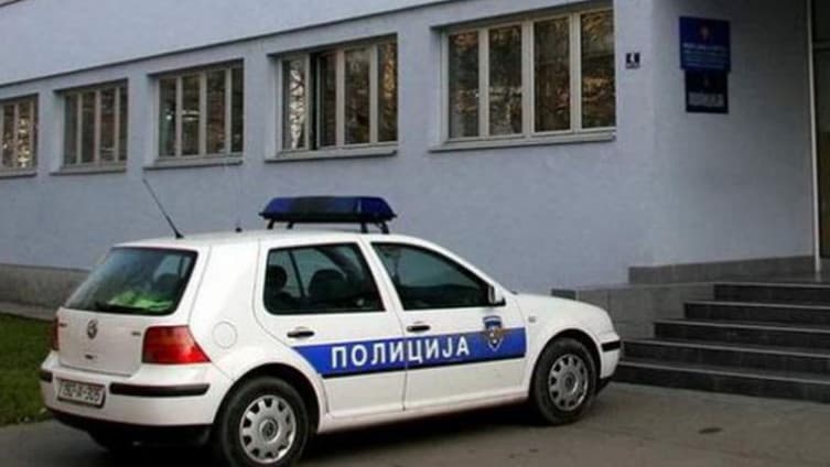 Muškarac pištoljem uznemiravao goste lokala