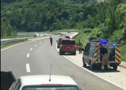 Automobil se prevnuo na krov, vozač povrijeđen