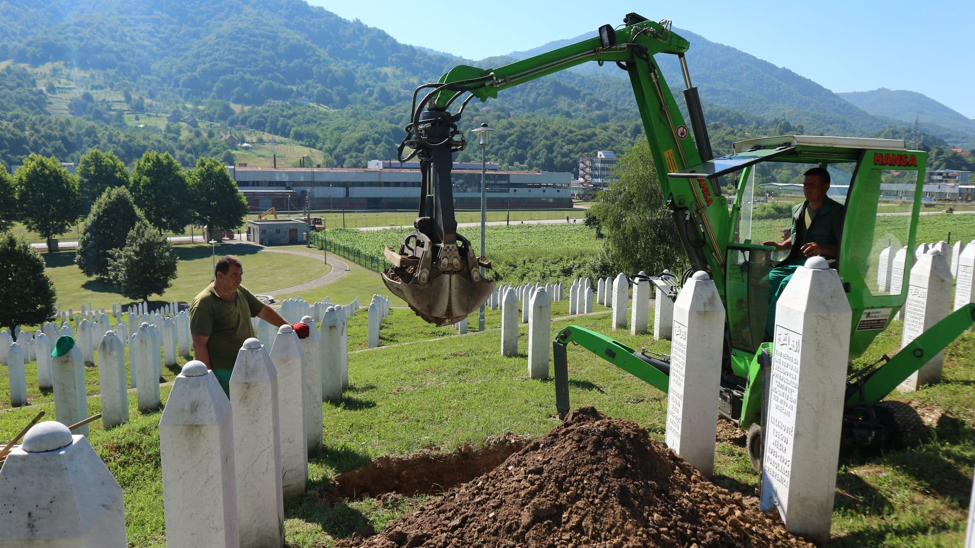 Počelo kopanje kabura za devet Srebreničana