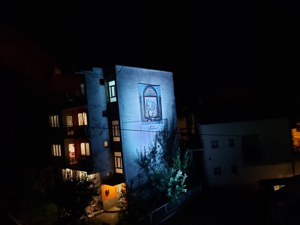 Umjetnik Zekerijah Nalić izložio fotografiju na zgradi