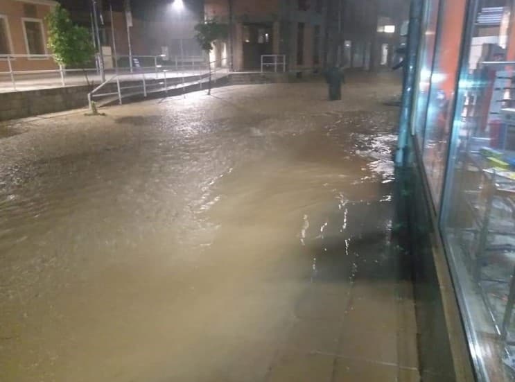 U Goraždu poplavljene ulice, voda i blato u kućama